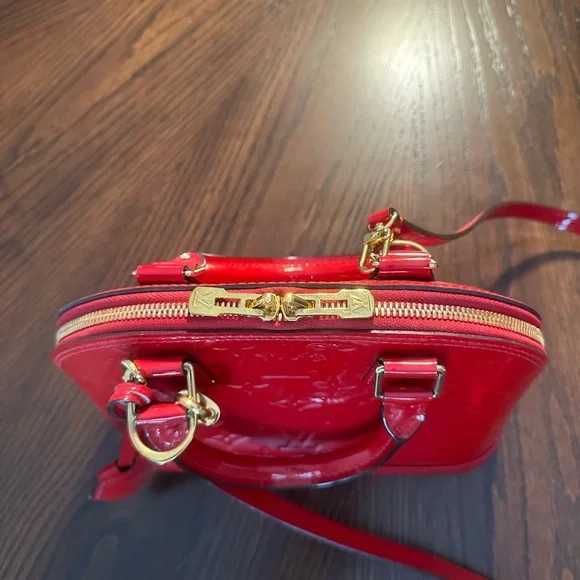 Louis Vuitton Red Vernis Crossbody Bag with Monogram - Picture 10 of 14